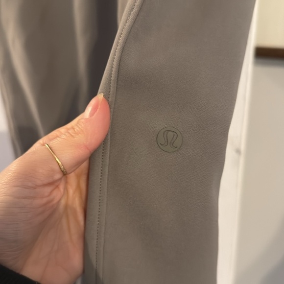 Lululemon - Medium Rise On the Fly Jogger - Stone Gray - Picture 4 of 6